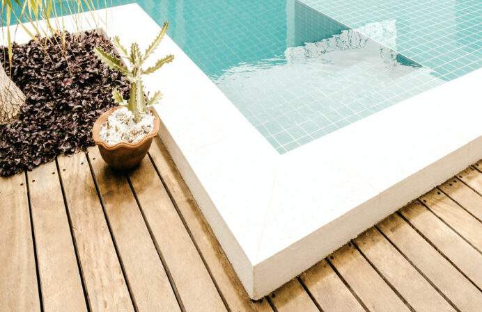 terrasse en bois autour d'une piscine